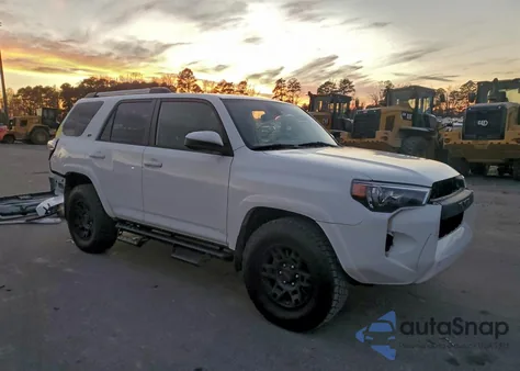 2021 Toyota 4Runner Sr5 z USA, uszkodzony, nr VIN JTEEU5JR1M5238478